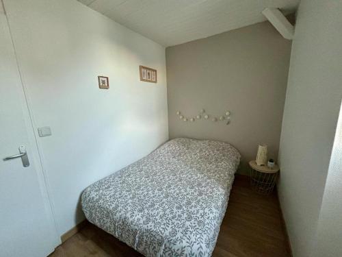 a small bedroom with a bed in the corner at Appartement chaleureux in La Roche-sur-Yon