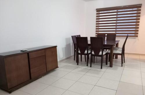 uma sala de jantar com uma mesa e cadeiras pretas em A 5 MINUTOS DEL CORAZON DE TACNA em Tacna
