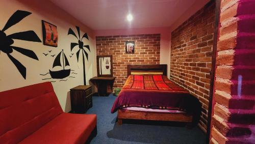 聖克里斯托瓦爾－德拉斯卡薩斯的住宿－Cabañas Rincón de la Montaña，一间卧室设有一张床和砖墙