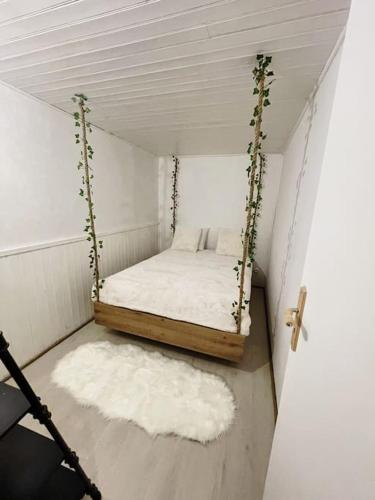 Cette chambre dispose d'un lit pliant. dans l'établissement Maison Damour, à Longeves