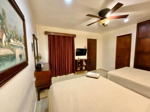 Una cama o camas en una habitación de El Zaguán Colonial by GuruHotel