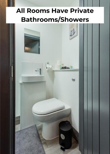 Ένα μπάνιο στο Modern 5 Bed House in Bedford Perfect For Contractors