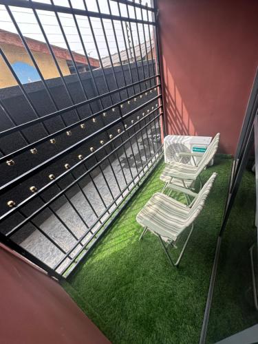 una stanza con due sedie e erba verde di Deemich Maison 2bed apartment. a Lagos