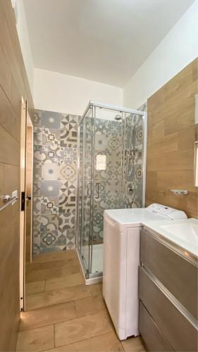 een badkamer met een douche, een toilet en een wastafel bij Lætitia Cottage Apartment in Aversa