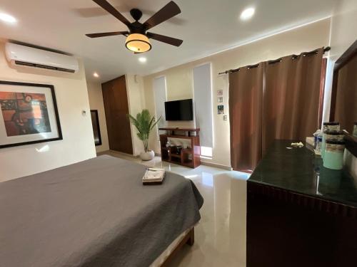 Una cama o camas en una habitación de El Zaguán Colonial by GuruHotel