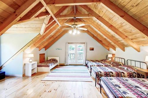 Zimmer im Dachgeschoss mit 4 Betten und Holzdecken in der Unterkunft Large Log Cabin Chalet w/ Hot Tub - Horses & Lake! in Loveland