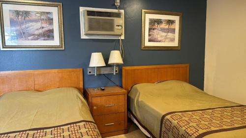 um quarto de hotel com duas camas e uma ventoinha em FOUR OAKS em Conway