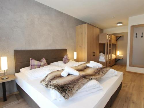 ein Schlafzimmer mit einem großen Bett mit Handtüchern darauf in der Unterkunft Kitzbüheler Alpenlodge Top A3 in Mittersill