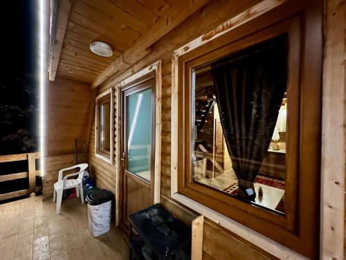 um quarto com uma janela num chalé de madeira em Villa Panorama em Lipljan