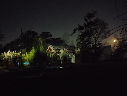une maison éclairée la nuit avec un éclairage de rue dans l'établissement Raiz, à General Rodríguez