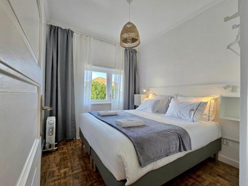 a bedroom with a large white bed with a window at LM art apartments in Porto