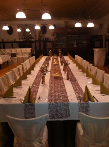 Un restaurante u otro lugar para comer en Hotel Domhof