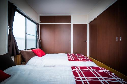 une chambre avec deux lits et une grande fenêtre dans l'établissement Murata COPO 305 / Vacation STAY 2893, à Tokyo