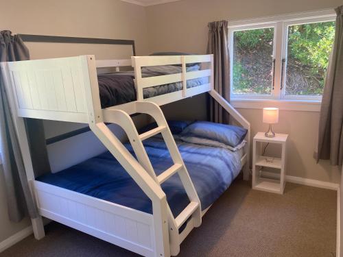 sypialnia z 2 łóżkami piętrowymi i oknem w obiekcie Peaceful Picton Home w mieście Picton