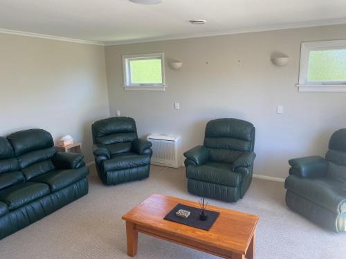 Ruang duduk di Family friendly 4 bedroom home with outdoor living