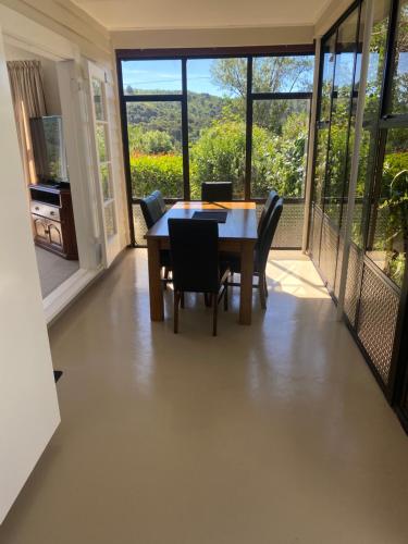 Balkoni atau teres di Family friendly 4 bedroom home with outdoor living