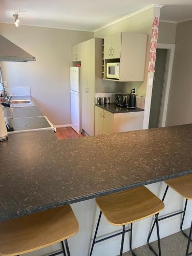 Dapur atau dapur kecil di Family friendly 4 bedroom home with outdoor living
