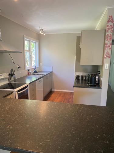 Dapur atau dapur kecil di Family friendly 4 bedroom home with outdoor living