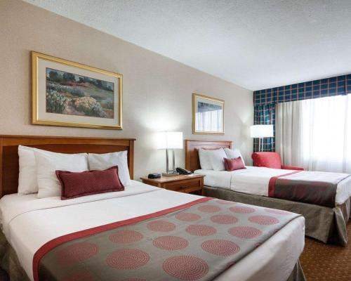 Indy Hotel في انديانابوليس: غرفة فندقية بسريرين ونافذة