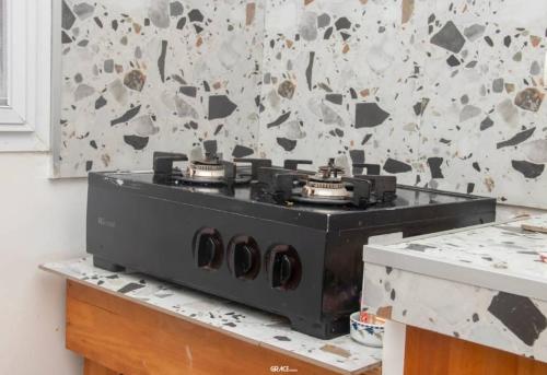 a stove top oven sitting on top of a counter at Le Chalet Kapélet in Kribi