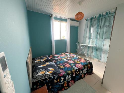 um quarto com uma cama num quarto com uma janela em Bél'Orizon1 em Rivière-Salée