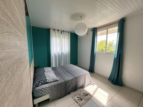 um quarto com uma cama e uma janela em Bél'Orizon1 em Rivière-Salée