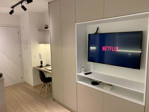 TV a/nebo společenská místnost v ubytování Ap Liberdade Mobi One cd 607