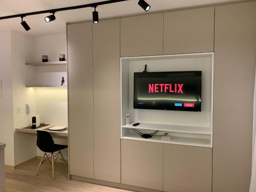TV a/nebo společenská místnost v ubytování Ap Liberdade Mobi One cd 607