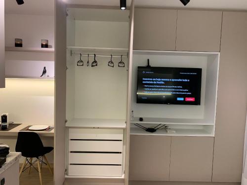 TV a/nebo společenská místnost v ubytování Ap Liberdade Mobi One cd 607