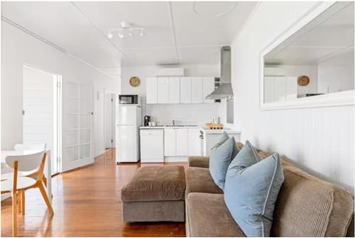 a living room with a couch and a kitchen at Sorrento Beach Cottages No. 2 - in the heart of Sorrento in Sorrento