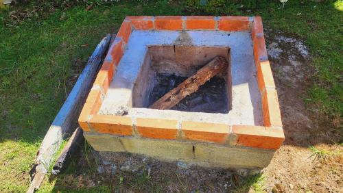 a wooden stick in a box in the grass at Hospedajes Richie Eco Camp in Providencia