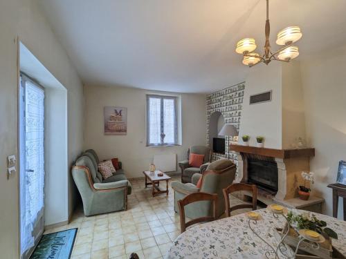 un salon avec des chaises et une cheminée dans l'établissement Gîte 7 pers avec jardin, vélos, proche Zoo de Beauval et Château de Valençay - FR-1-591-60, à Jeu-Maloches
