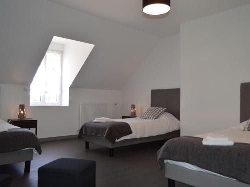 um quarto branco com 2 camas e uma janela em Gîte Bouesse, 7 pièces, 14 personnes - FR-1-591-9 em Bouesse