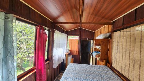 a bedroom with a bed and a window in a train at Hospedajes Richie Eco Camp in Providencia