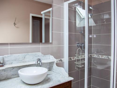 een badkamer met een wastafel en een douche bij Gîte Arthon, 5 pièces, 8 personnes - FR-1-591-49 in Arthon