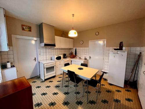 Photo de la galerie de l'établissement Maison rénovée en Berry, parc arboré et équipements complets, à proximité de la rivière et sites touristiques - FR-1-591-106, à Saint-Hilaire-sur-Bénaize