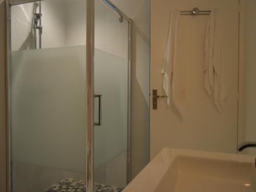 eine Dusche mit Glastür im Bad in der Unterkunft Gîte Brion, 5 pièces, 15 personnes - FR-1-591-188 in Brion