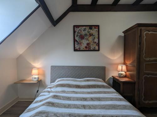 1 dormitorio con 1 cama y 2 luces en 2 mesas en Gîte Communauté de communes Brenne - Val de Creuse-Rosnay, 3 pièces, 5 personnes - FR-1-591-80, en Rosnay