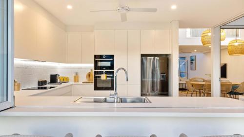 Kuchyň nebo kuchyňský kout v ubytování Escape Villas Port Douglas