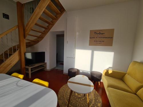 un salon avec un canapé et une table dans l'établissement Maison au calme proche Zoo de Beauval, Châteaux de la Loire, cour privative, vélos à disposition - FR-1-591-374, à La Vernelle