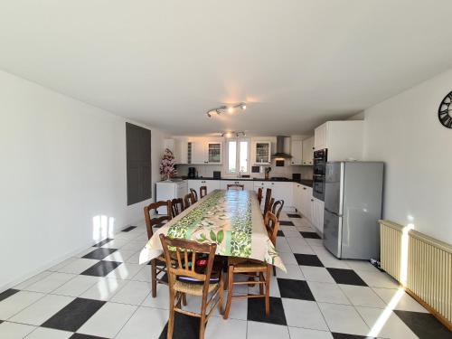 Photo de la galerie de l'établissement Maison indépendante avec grand jardin, près de lacs et attractions touristiques, idéale pour famille - FR-1-591-381, à Crozon-sur-Vauvre