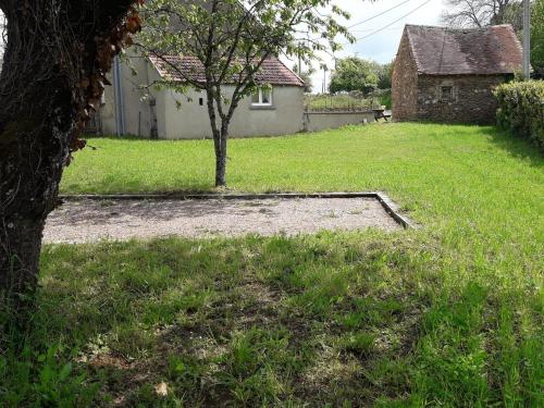 Photo de la galerie de l'établissement Maison indépendante avec grand jardin, près de lacs et attractions touristiques, idéale pour famille - FR-1-591-381, à Crozon-sur-Vauvre