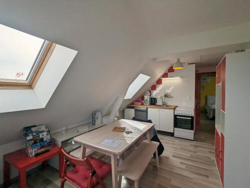 une cuisine et une salle à manger avec une table et des chaises dans l'établissement Gîte chaleureux à 20min du Zoo de Beauval avec terrasse, climatisation et jeux extérieurs - FR-1-591-198, à Villentrois