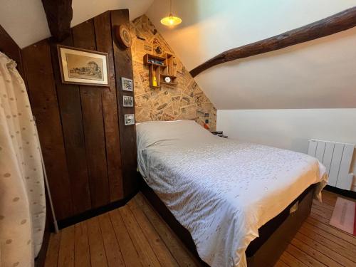 a bedroom with a bed in a room at Gîte "Tout Inclus" en Campagne Berrichonne avec Terrasse & Parking Privé - FR-1-591-419 in Briantes