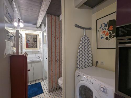 a bathroom with a washing machine and a sink at Gîte "Tout Inclus" en Campagne Berrichonne avec Terrasse & Parking Privé - FR-1-591-419 in Briantes