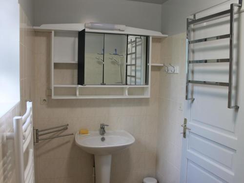 y baño con lavabo y espejo. en Gîte Sarzay, 5 pièces, 12 personnes - FR-1-591-185, en Sarzay