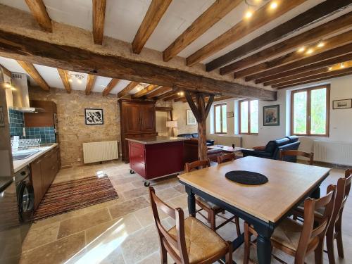 Photo de la galerie de l'établissement Maison Berrichonne avec Jardin et Fibre - 4 Chambres, Accessible PMR, Accueil Cavaliers - FR-1-591-346, à Étrechet