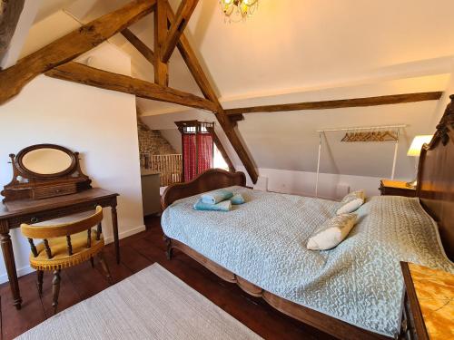 Posteľ alebo postele v izbe v ubytovaní Gîte charmant en Berry avec terrasse, jardin, parking et chauffage inclus - FR-1-591-364
