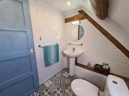 Kúpeľňa v ubytovaní Gîte charmant en Berry avec terrasse, jardin, parking et chauffage inclus - FR-1-591-364