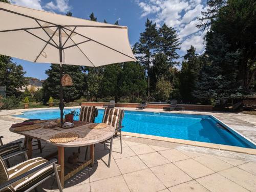 Photo de la galerie de l'établissement Résidence élégante avec piscine privée et parking en plein centre-ville de Châteauroux - FR-1-591-550, à Châteauroux